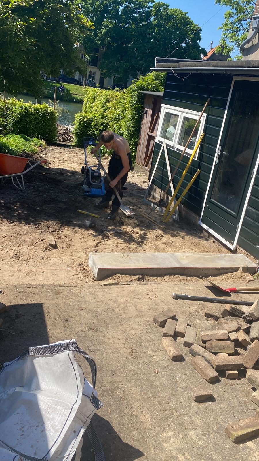 Wij aan het werk in een achtertuin