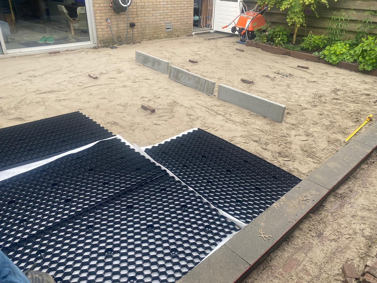 Tuin wordt opgehoogd en voorbereid