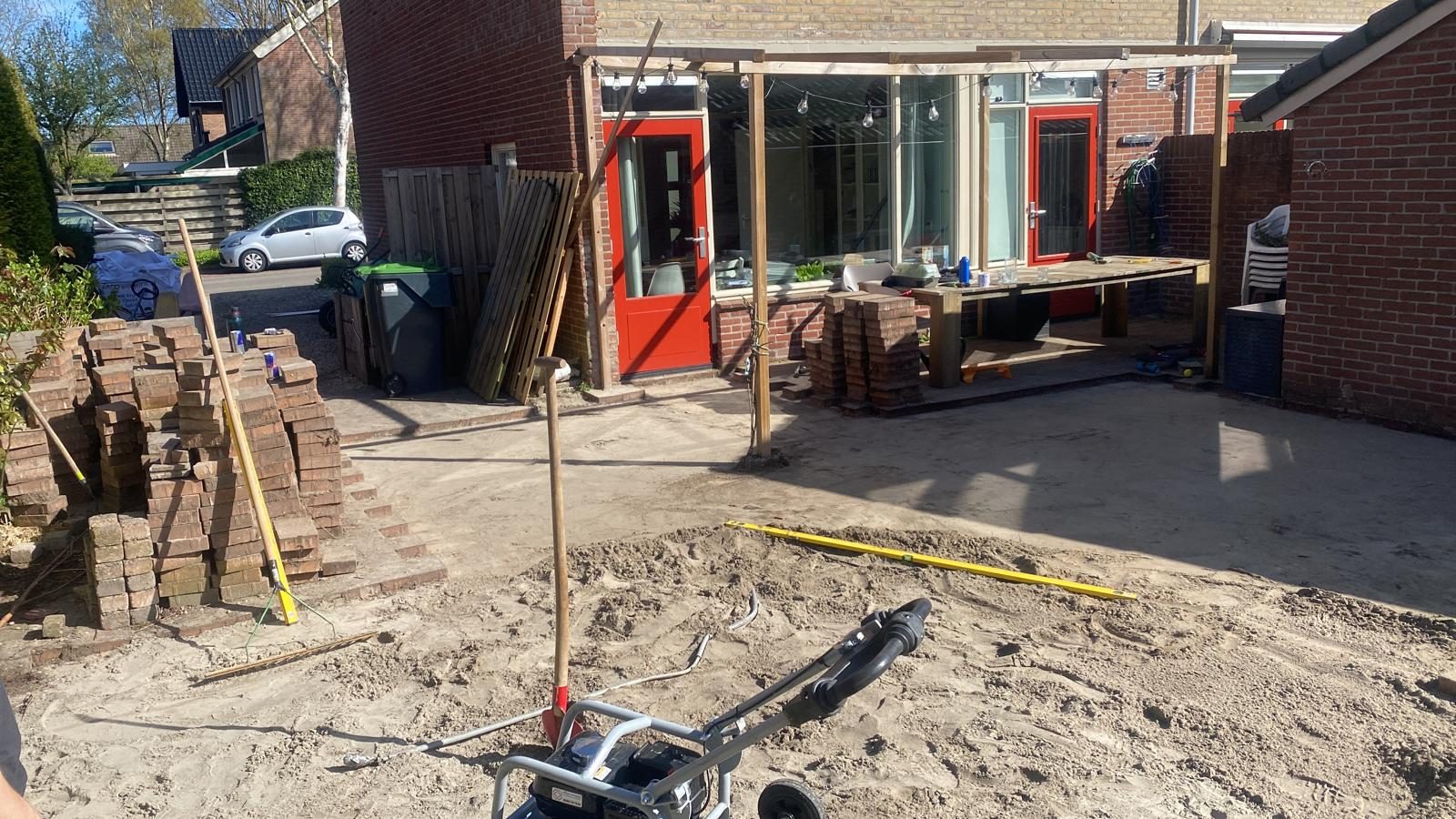 Stapels klinkers klaar om te leggen