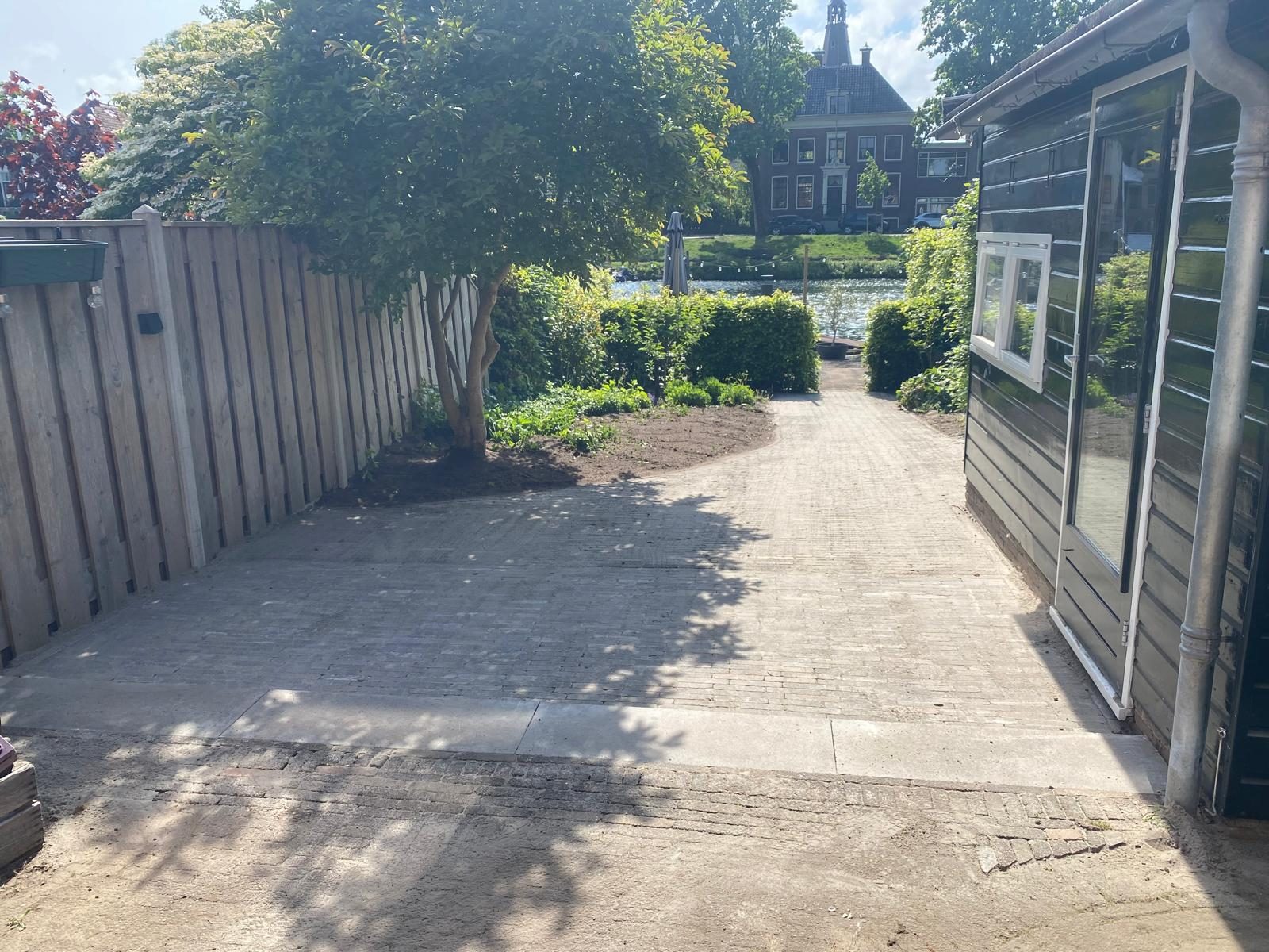 Na: nieuw klinkerpad langs het tuinhuis